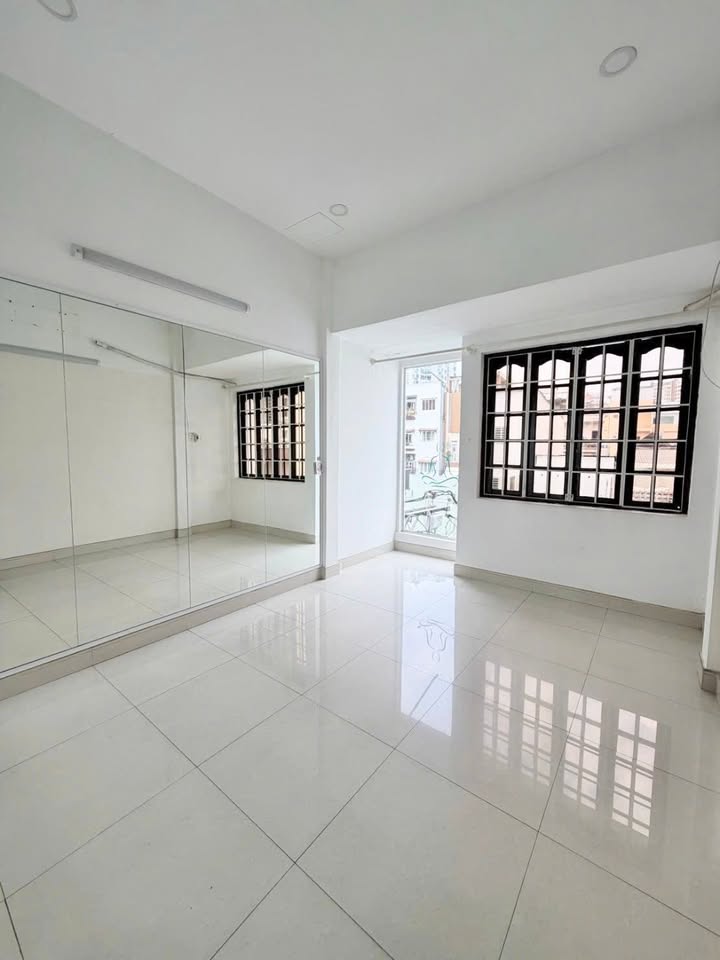 Nhà Q11 Lạc Long Quân 32m² - Hẻm xe tải thông, ô tô vào tận nhà!