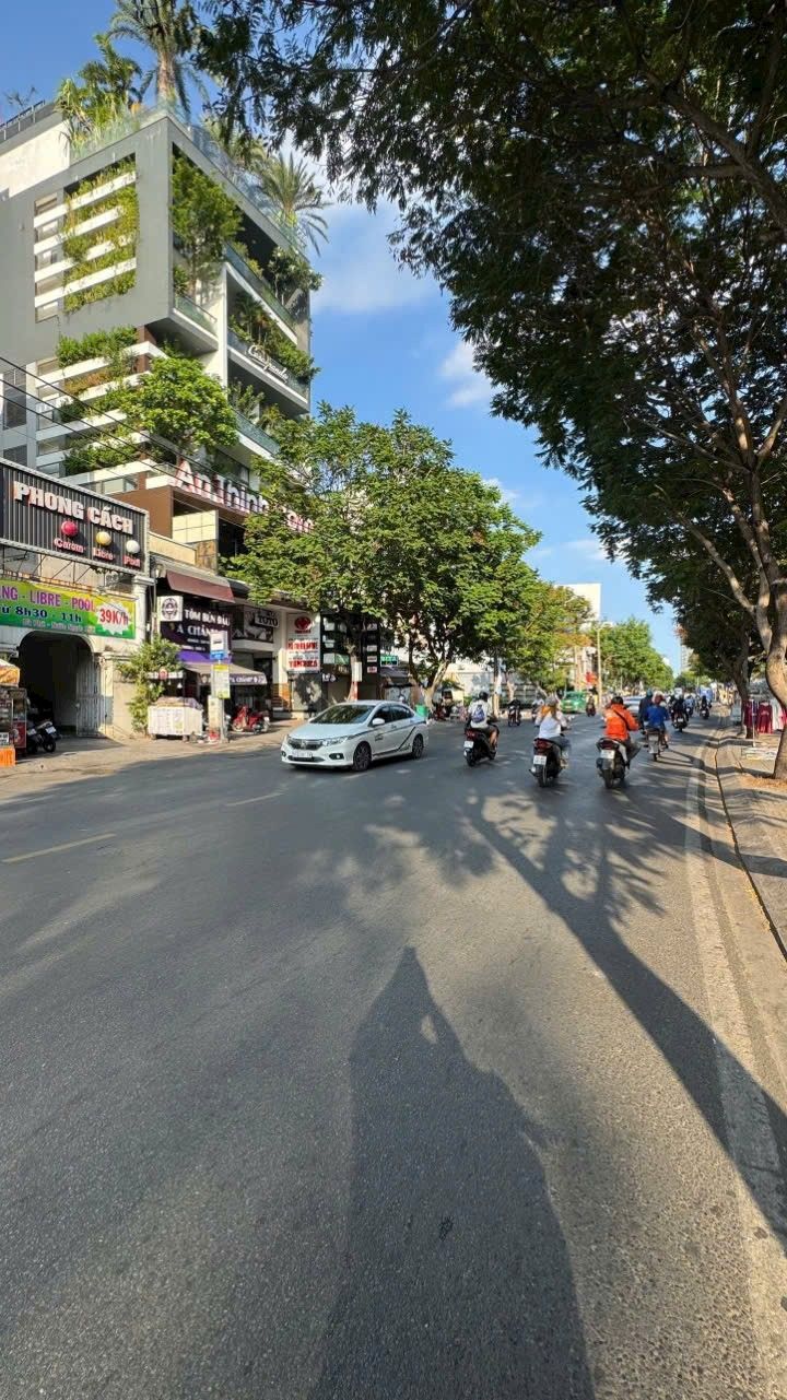 Nhà Phố Hòa Bình Quận 11 375m² - Mặt Tiền Kinh Doanh Đắc Địa!