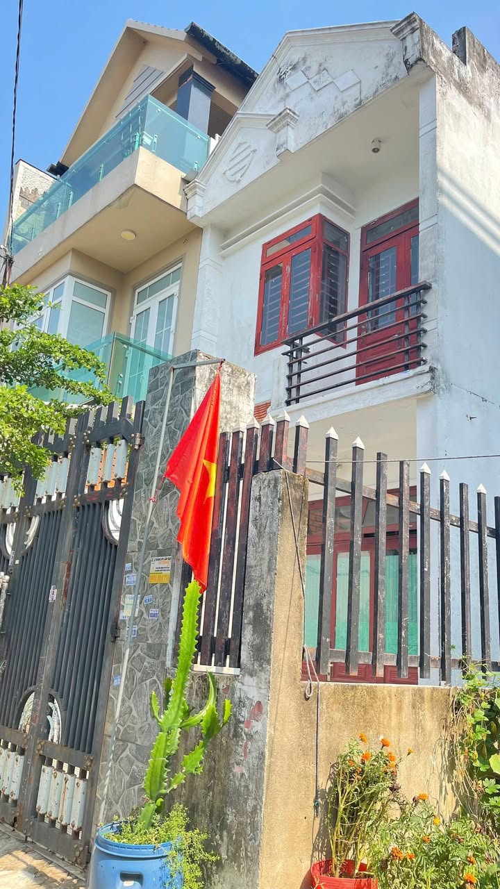 Nhà riêng Hóc Môn 100m² giá 4.95 tỷ - Ô tô vào tận nhà!