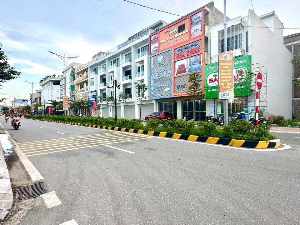 Nhà Lý Bôn 35m² 3,65 tỷ - Chính chủ bán lô góc mặt phố