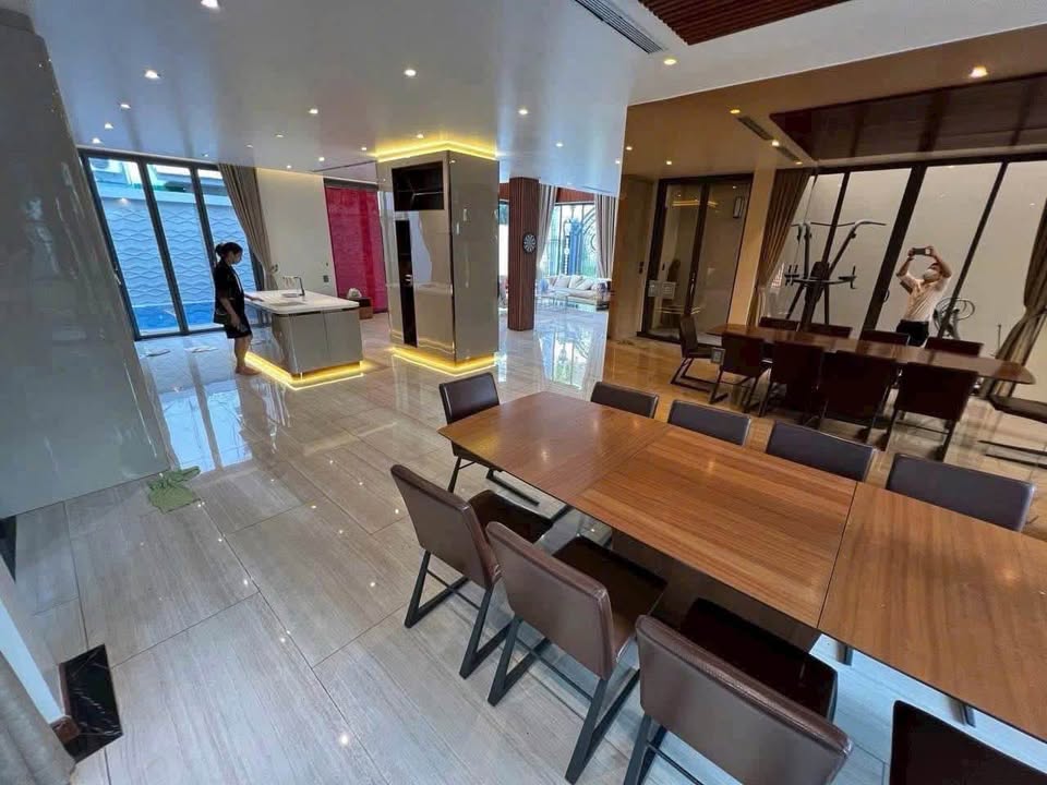 Biệt thự đơn lập PMH, Quận 7 420m² - Full nội thất cao cấp, hồ bơi riêng!