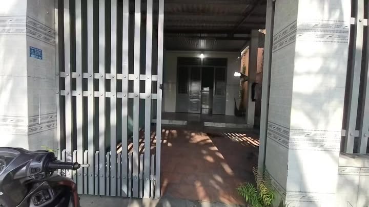 Nhà 185m² Trảng Bàng, Tây Ninh - Ngang 5m, 2PN, Sẵn Sổ Hồng, Giá 890 Triệu