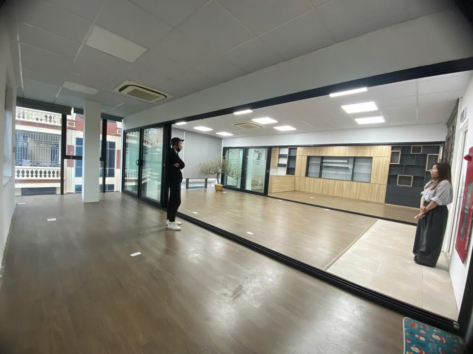 Cho thuê văn phòng 120m² Hoàng Quốc Việt, Cầu Giấy - Sẵn Sàng Hoạt Động