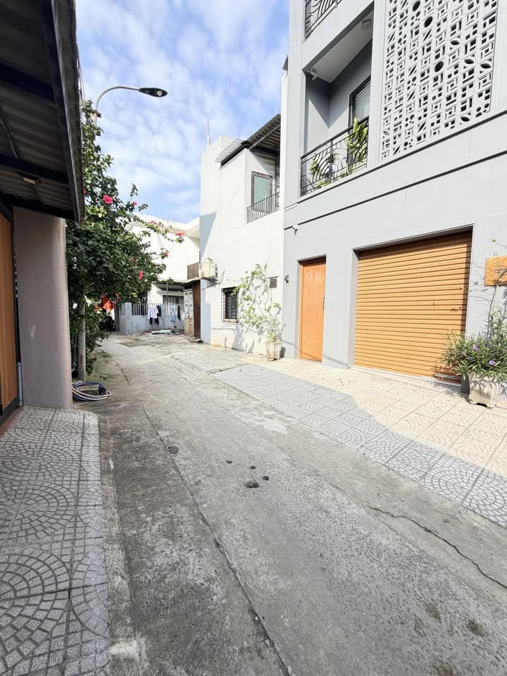 Nhà riêng Nguyễn Đức An 122m² - Ô tô vào tận nhà, sát biển!