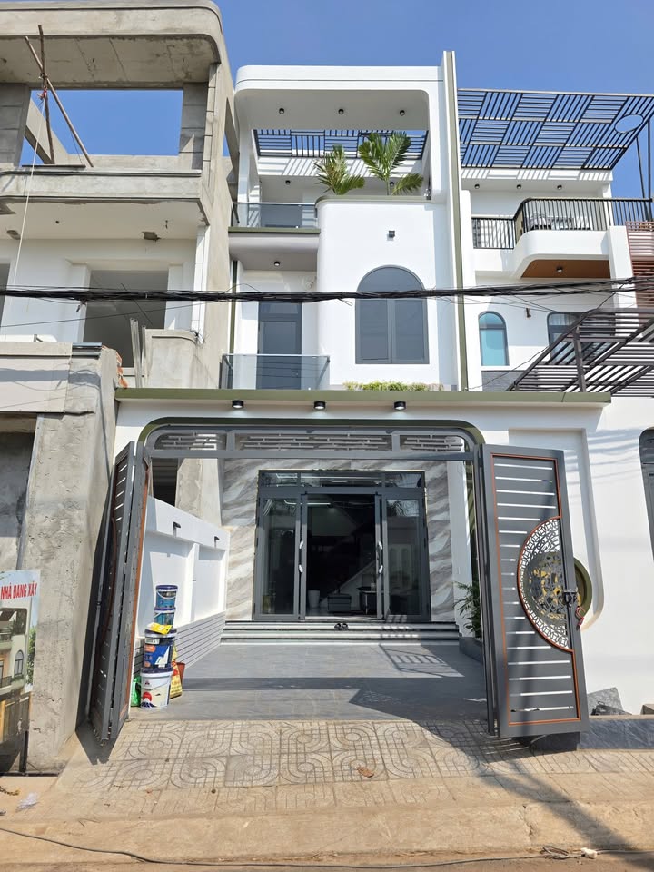 Nhà Mặt Tiền Kinh Doanh 97m² Tân Uyên - Giá 4.7 Tỷ, Sổ Hồng Hoàn Công