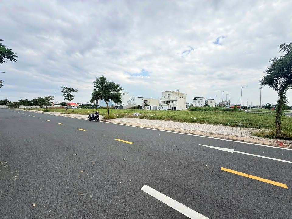 Đất nền Golden City Long Xuyên 587m² giá 16 tỷ - Đường to ô tô