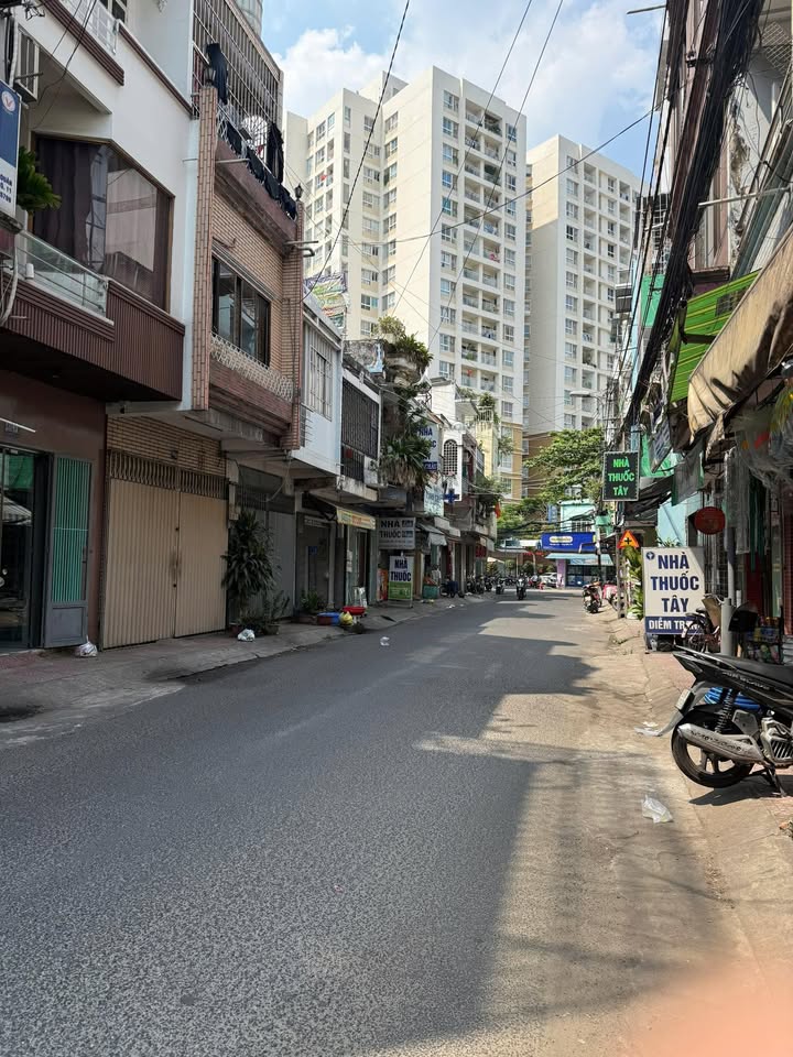 Nhà riêng Quận 11 32m² giá 6,6 tỷ - Ô tô vào tận nhà