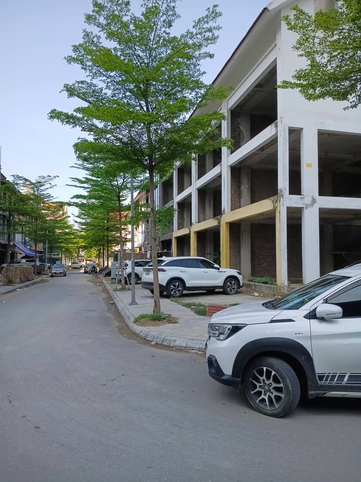 Townhouse VinSmart City Tay Mo 130m2 20 tỷ – O to vao nha