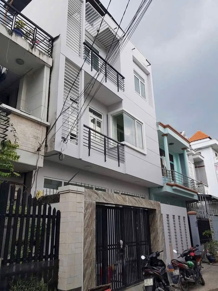 Nhà nguyên căn Lê Văn Việt Thủ Đức 4PN 12tr - Ô tô vào nhà