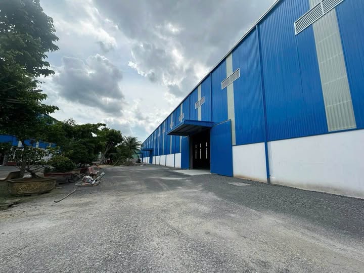 Kho xưởng QL1A Thủ Thừa 4.000m² 240 triệu - Hoạt động