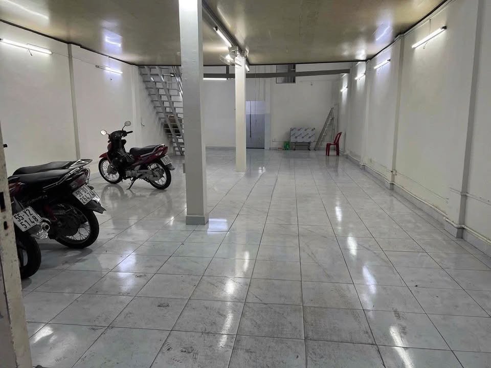 Nhà mặt tiền Nguyễn Bá Tòng 107m² 20 triệu - Ô tô vào