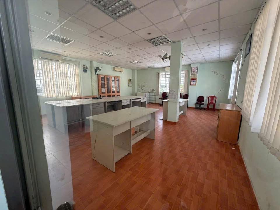 Nhà Hoàng Quốc Việt 308m2 20 tỷ - Ô tô vào tận nhà sẵn