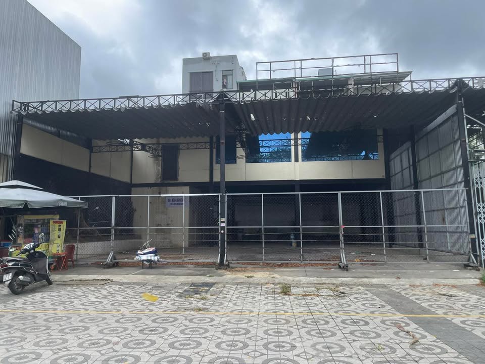 Nha mat tien Hoa Xuan 300m2 - Cho thue ngay