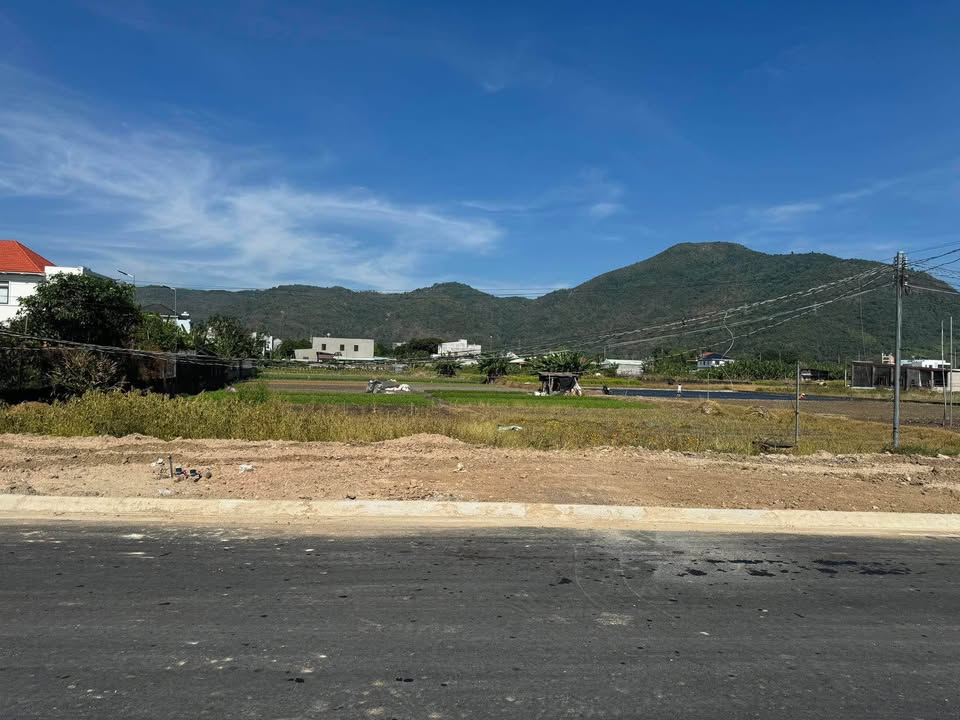 Đất Nguyễn Hữu Cảnh Bà Rịa 2.805m² 12.99 tỷ - Đường to ô tô