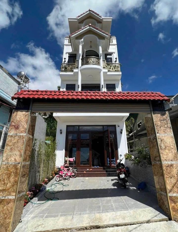 Nhà Đà Lạt P.8 105m² giá 10.5 tỷ - Ô tô vào tận nhà