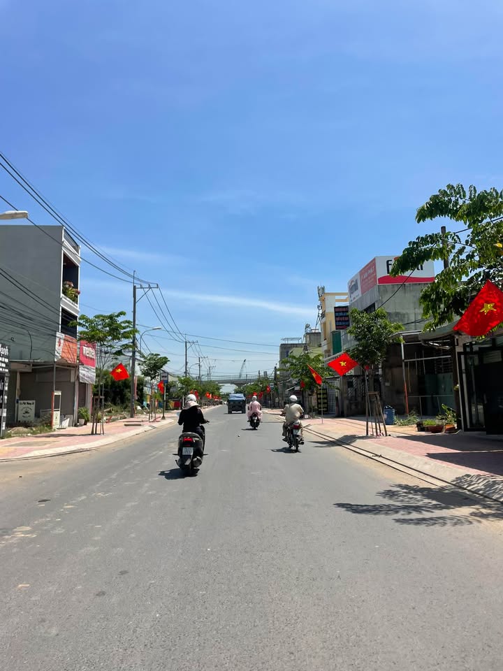 Đất Lò Lu Quận 9 180m² 14.99 tỷ - Sổ đỏ chính chủ