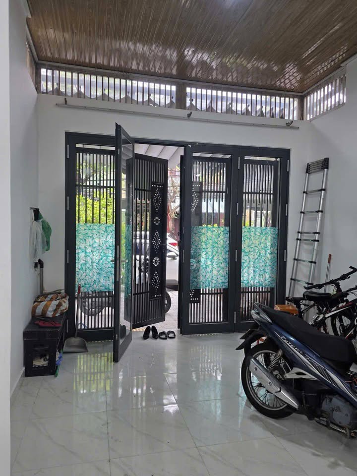 Nha 2 tang Bui Duong Lich Son Tra 8.8 ty - O to vao tan nha