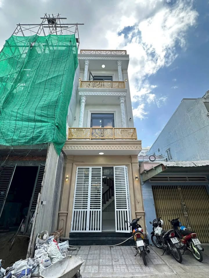 Nhà 2 lầu Long Xuyên 48m² 3.5 tỷ - Ô tô vào sân