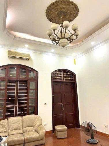 Nhà mặt phố Nguyễn Khang 100m² 38 triệu - Ô tô vào nhà