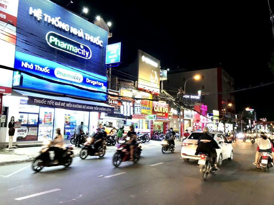 Nhà phố Đỗ Xuân Hợp 140m² giá 13 tỷ - Mặt tiền kinh doanh