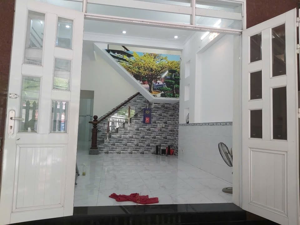 Nhà mặt tiền Trường Hồ Thị Bi 120m² giá 15 triệu - Ô tô vào nhà