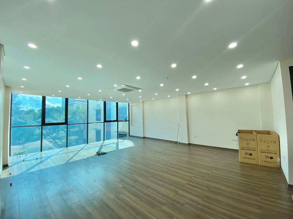 Văn phòng Nguyễn Phong Sắc 100m² 16 triệu - Full kính sẵn làm việc