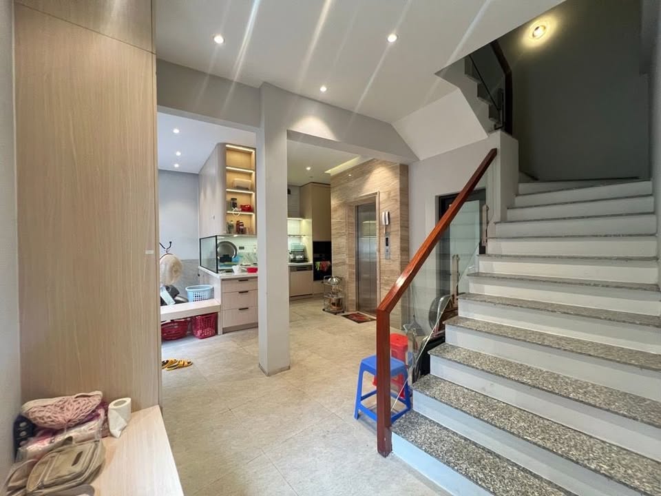 Townhouse Lạc Long Quân Cầu Giấy 71m² 24,5 tỷ - Mặt tiền kinh doanh