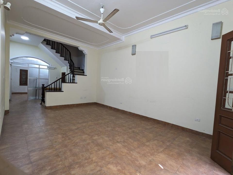 Nhà riêng Hoàng Quốc Việt 260m2 20 triệu - Ô tô vào nhà