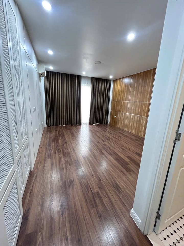 Nha rieng Cau Giay 90m2 50 trieu - San sang o ngay