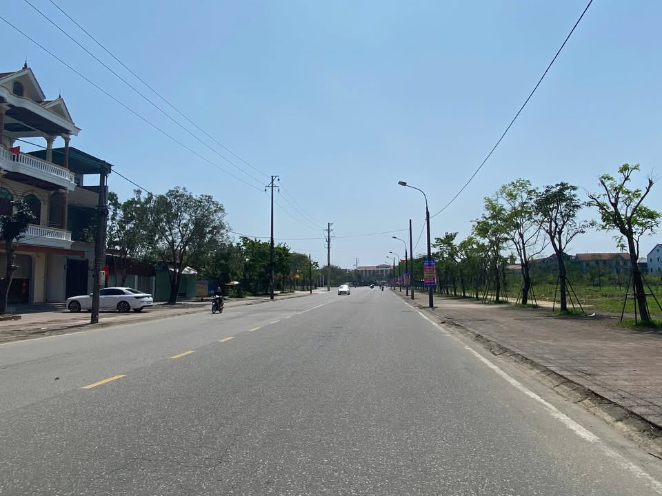 Nhà mặt đường 26/3 Cẩm Xuyên 200m2 9 tỷ - Ô tô vào tận nhà