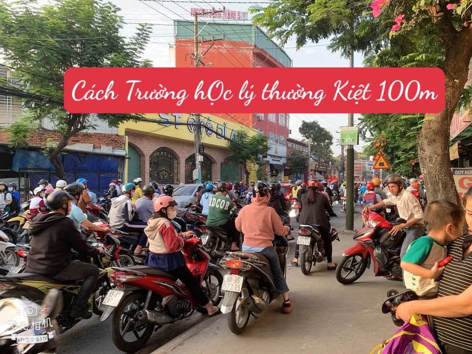 Nhà phố Dĩ An Trần Quý Cáp 194m² 7.85 tỷ - Ô tô vào nhà