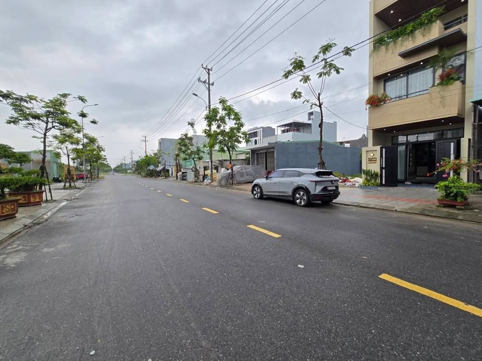 Nhà mặt tiền Đại lộ Nguyễn Sinh Sắc 81m² giá 10.9 tỷ - Ô tô vào tận nhà