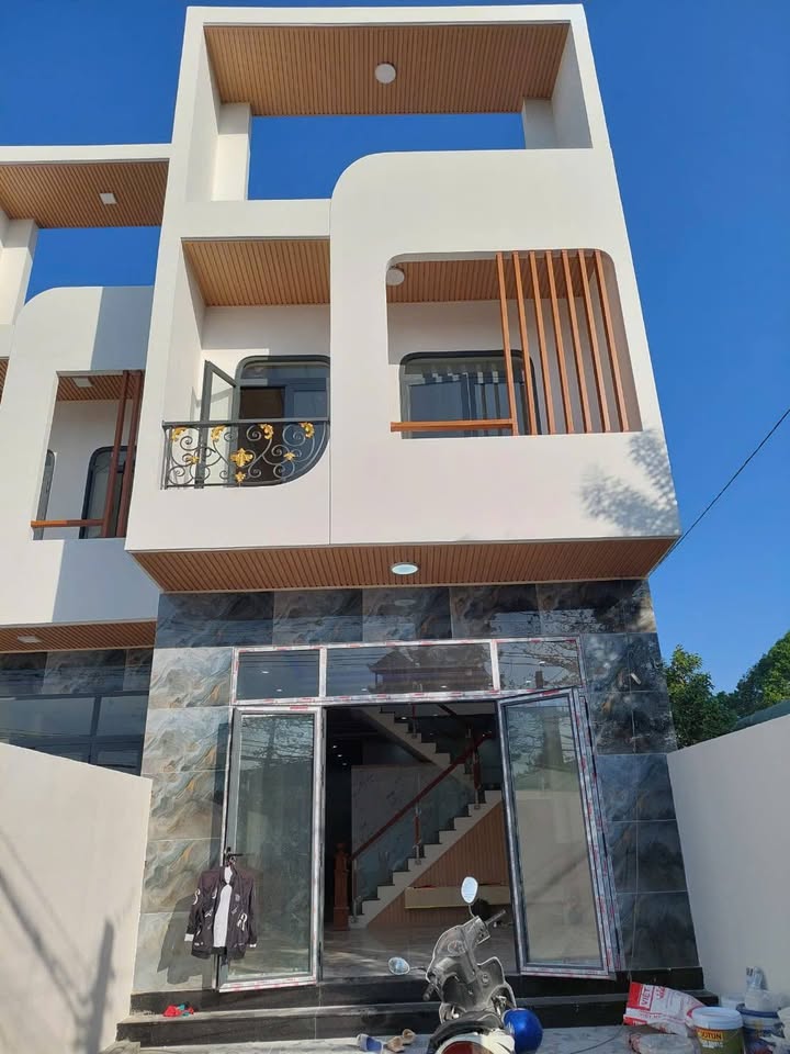 Nhà phố Dĩ An 130m² 6.68 tỷ - Mặt tiền Bình Thung kinh doanh