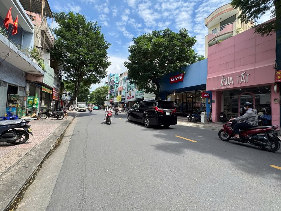 Nhà riêng Lạc Long Quân, Tân Bình 70m² - Ô tô vào tận nhà!