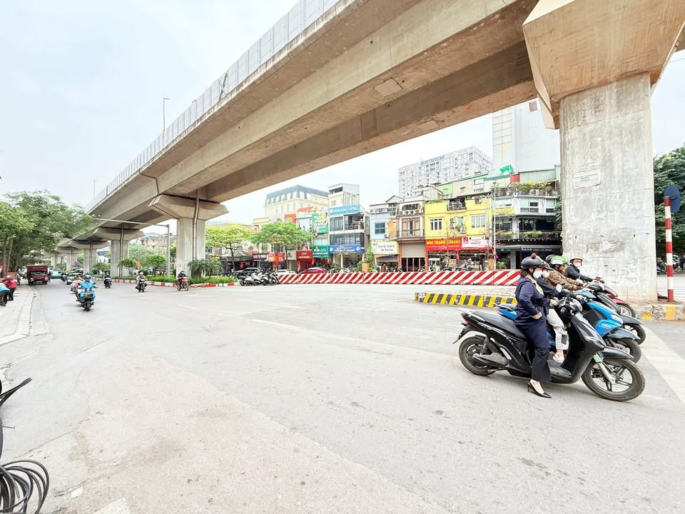 Nhà phố La Thành 25m² 10 tỷ - Mặt tiền kinh doanh