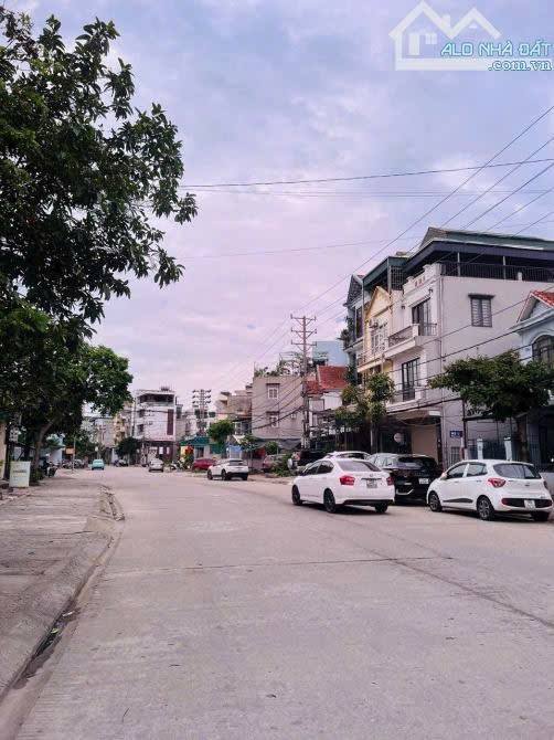 Nha mat duong Bai Muoi Ha Long 135m2 9.6 ty - O to vao nha