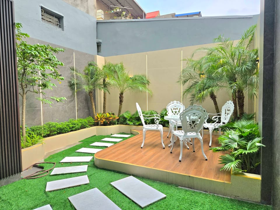 Nhà mặt đường Nguyễn Văn Linh 135m2 13.5 tỷ - Ô tô vào nhà