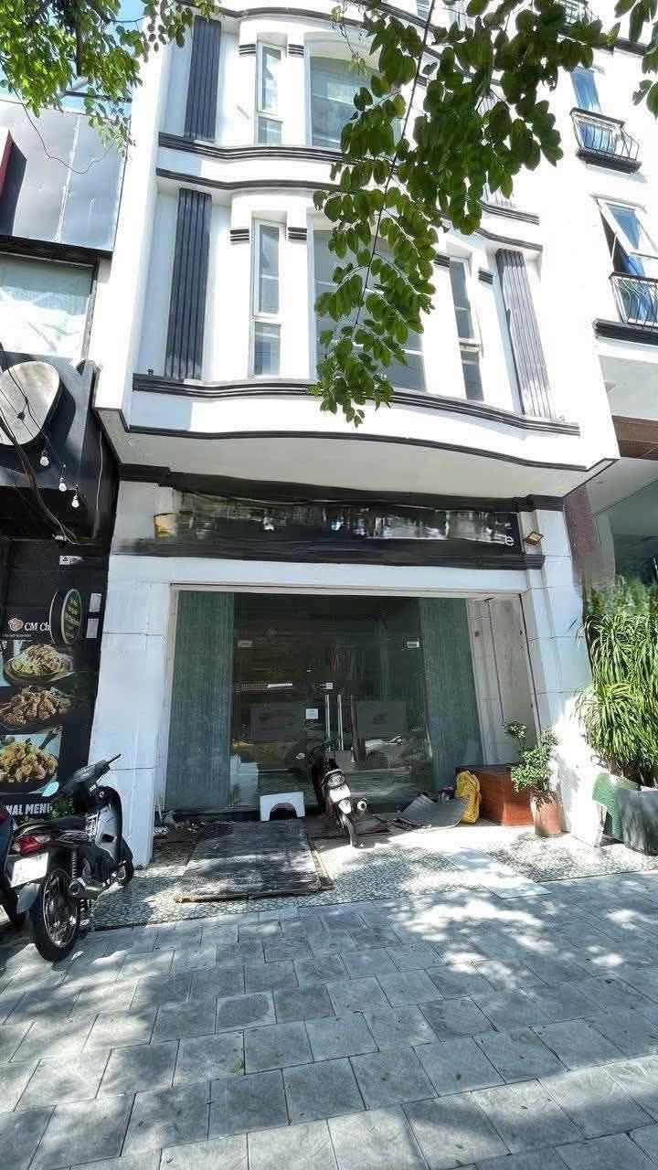 Bán Khách Sạn 6 Tầng Mặt Tiền Hồ Nghinh, Sơn Trà - 120m², 18 Phòng