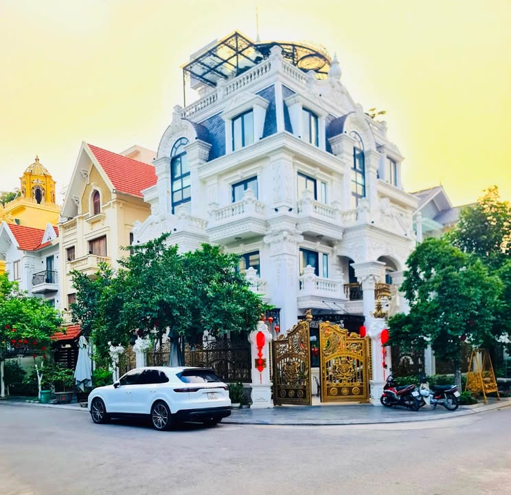 Biệt thự góc KĐT Việt Hưng, Long Biên 250m² - 5 Tầng Thang Máy - Sân Vườn Koi