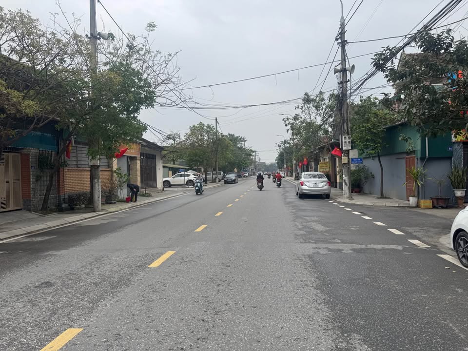 Mặt tiền KD 106m² Hà Tĩnh - Nhà 2 tầng 4PN, gara ô tô, hướng Tây