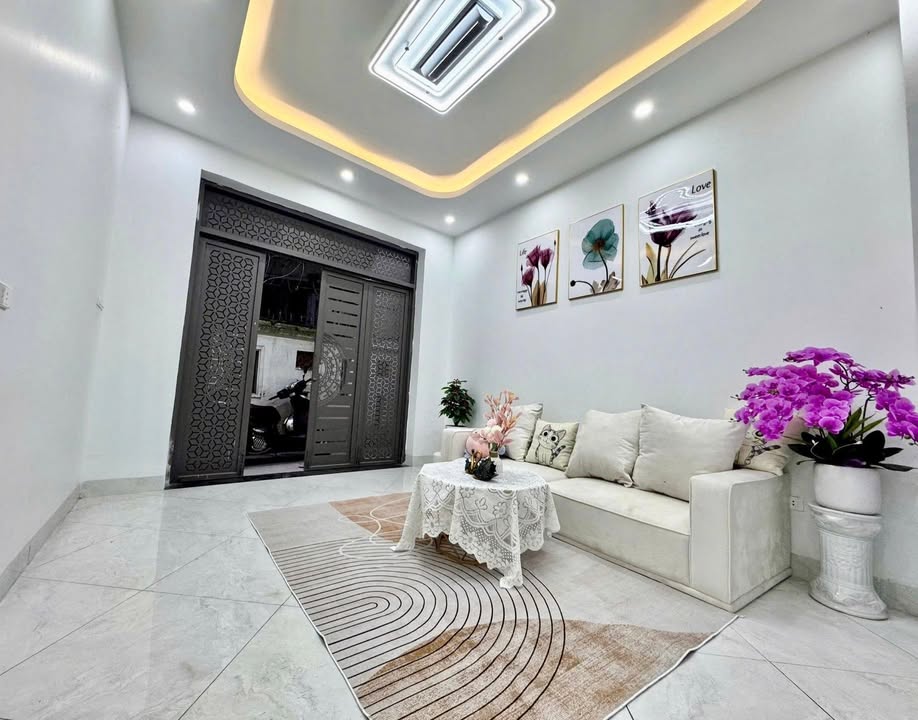 Nhà Hoàng Quốc Việt Phạm Văn Đồng 38m2 8 tỷ - Ô tô vào nhà