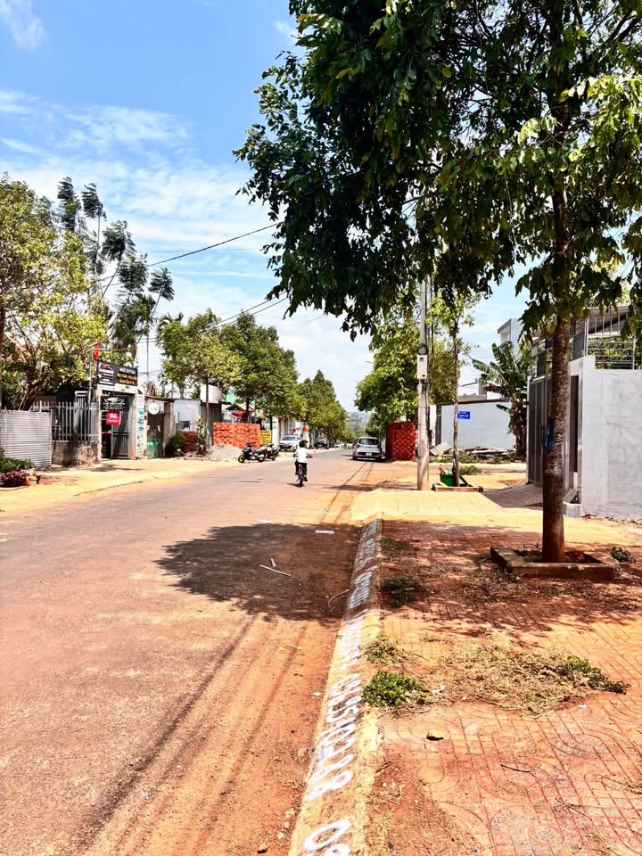 Đất Nền Mặt Tiền Ngô Sĩ Liên, Buôn Ma Thuột - 100m², Sổ Đỏ Sẵn Sàng