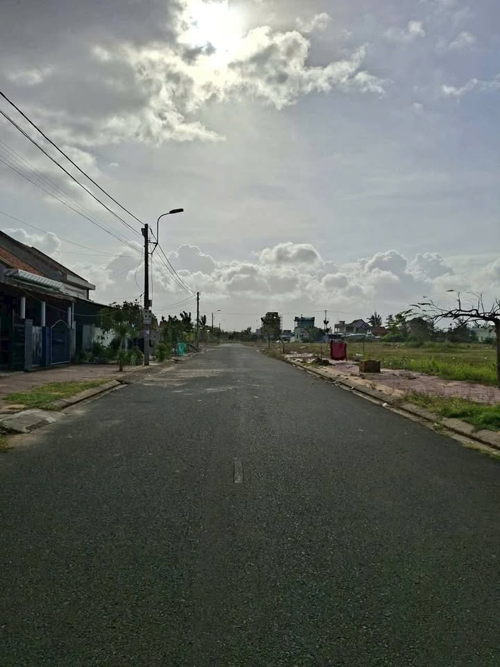 Bán Gấp Nhà 200m² Tái Định Cư Phú Lạc, Đông Hòa - Sổ Đỏ Thổ Cư 100%