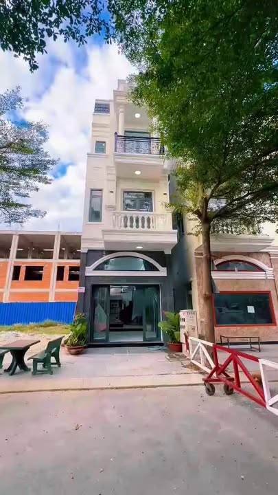 Nhà Phố Dĩ An 64m² - Kinh Doanh VIP, 3 Mặt Thoáng, Giá 5.4 Tỷ