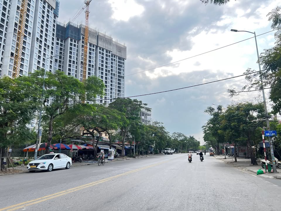 Nhà Mặt Tiền Hồng Bàng 75m² - Vỉa Hè Rộng, Đối Diện Gem Park