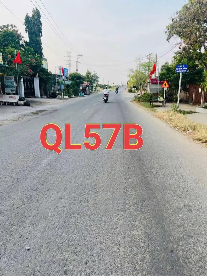 Nhà mặt tiền QL57B Bình Đại 380m² 2,9 tỷ - Mặt tiền kinh doanh