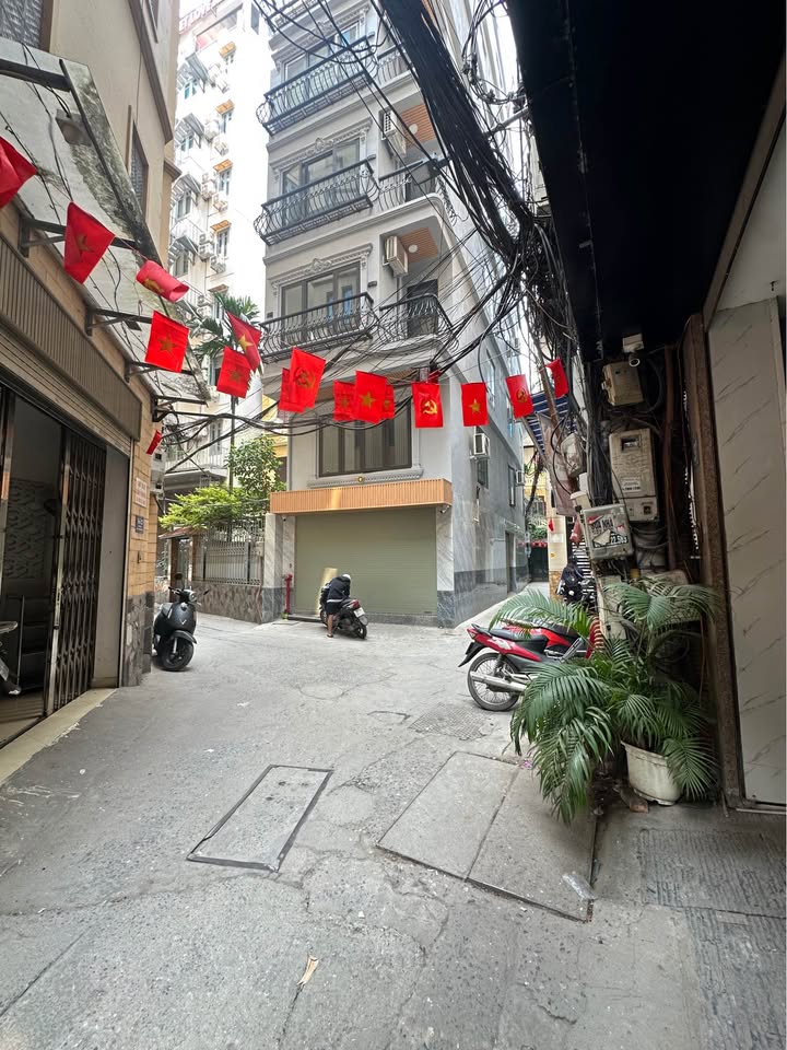 Nhà Mặt Ngõ Hoàng Cầu 62m² 8 Tầng Thang Máy - Dòng Tiền 50 Triệu/Tháng