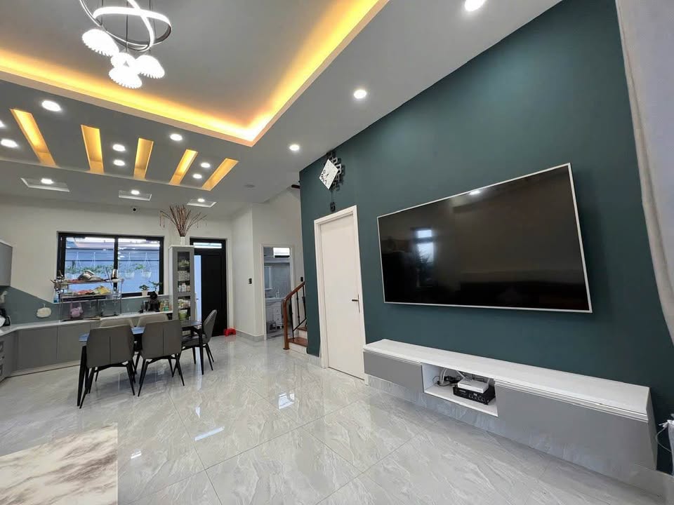 Villa Đà Lạt Sân Rộng 214m² - Đậu 3 Ô Tô, View Thoáng, Giá 13.5 Tỷ
