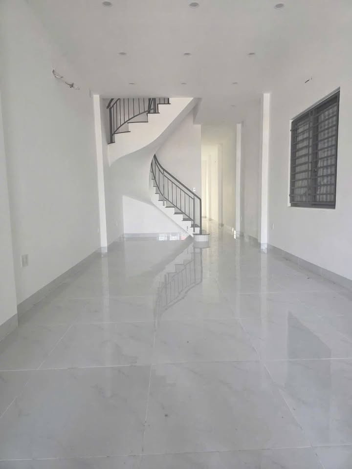 Nhà mặt phố Huỳnh Văn Lũy TP Thủ Dầu Một 18 triệu - Ô tô vào tận nhà