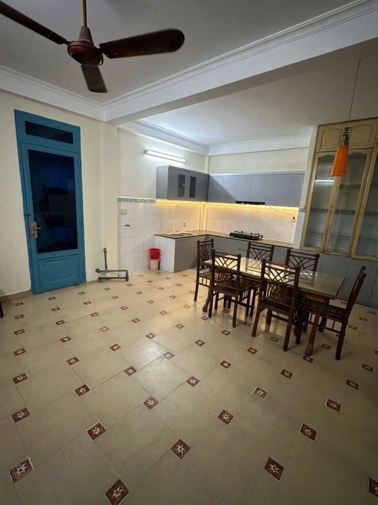 Nhà 3 tầng Bàu Cát 98m² giá 11 tỷ - Không gian thoáng đãng, tiện ích đầy đủ!